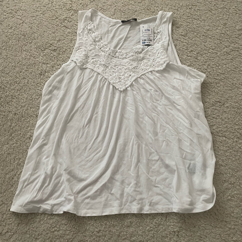 Mi.lieux white tank top w/lace embroidery.  Sz-L. NWT